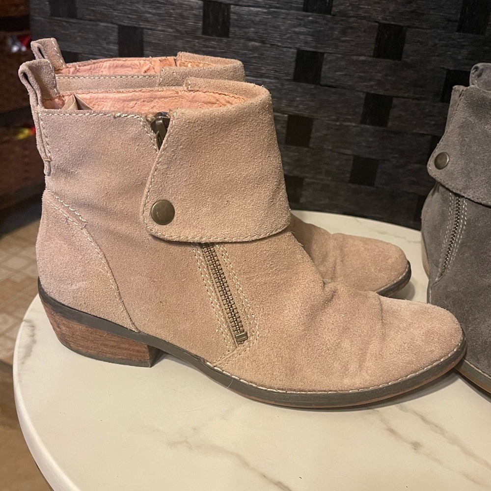 2 pair Nine West SZ6M Cowgirl Western Gray/ Taupe Suede Zip Ankle Boots READ - Picture 13 of 16